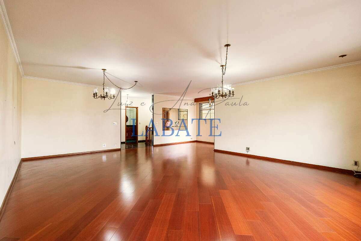  - Casa 382m² com 3 suítes e 6 vagas na Vila Carrão