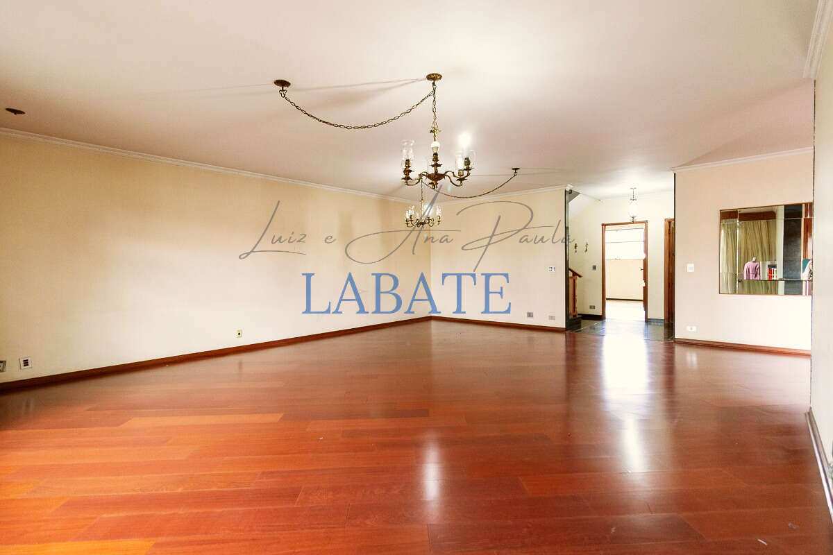  - Casa 382m² com 3 suítes e 6 vagas na Vila Carrão